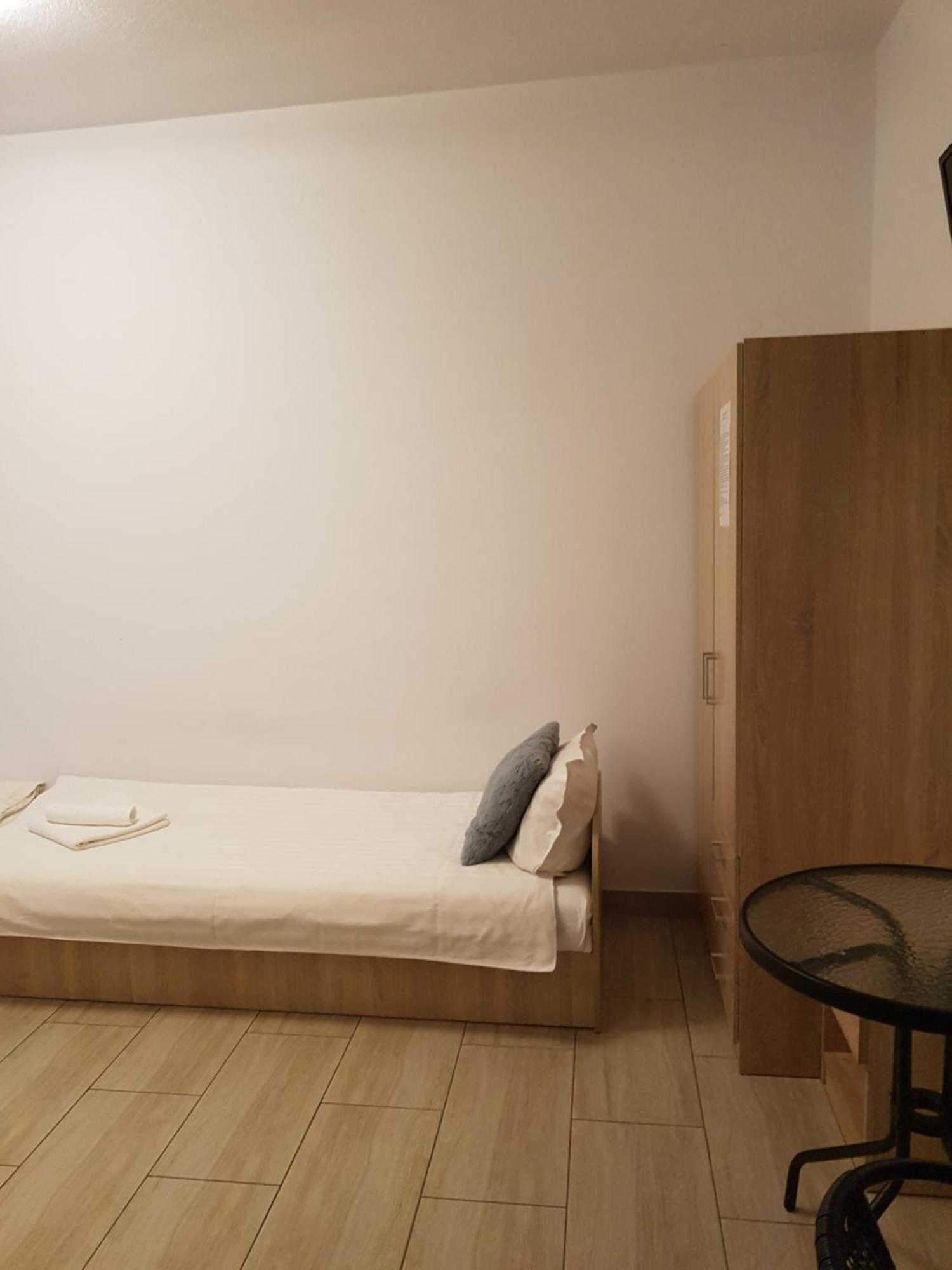 Hostel Mleczna - Metro Zacisze Варшава Екстер'єр фото